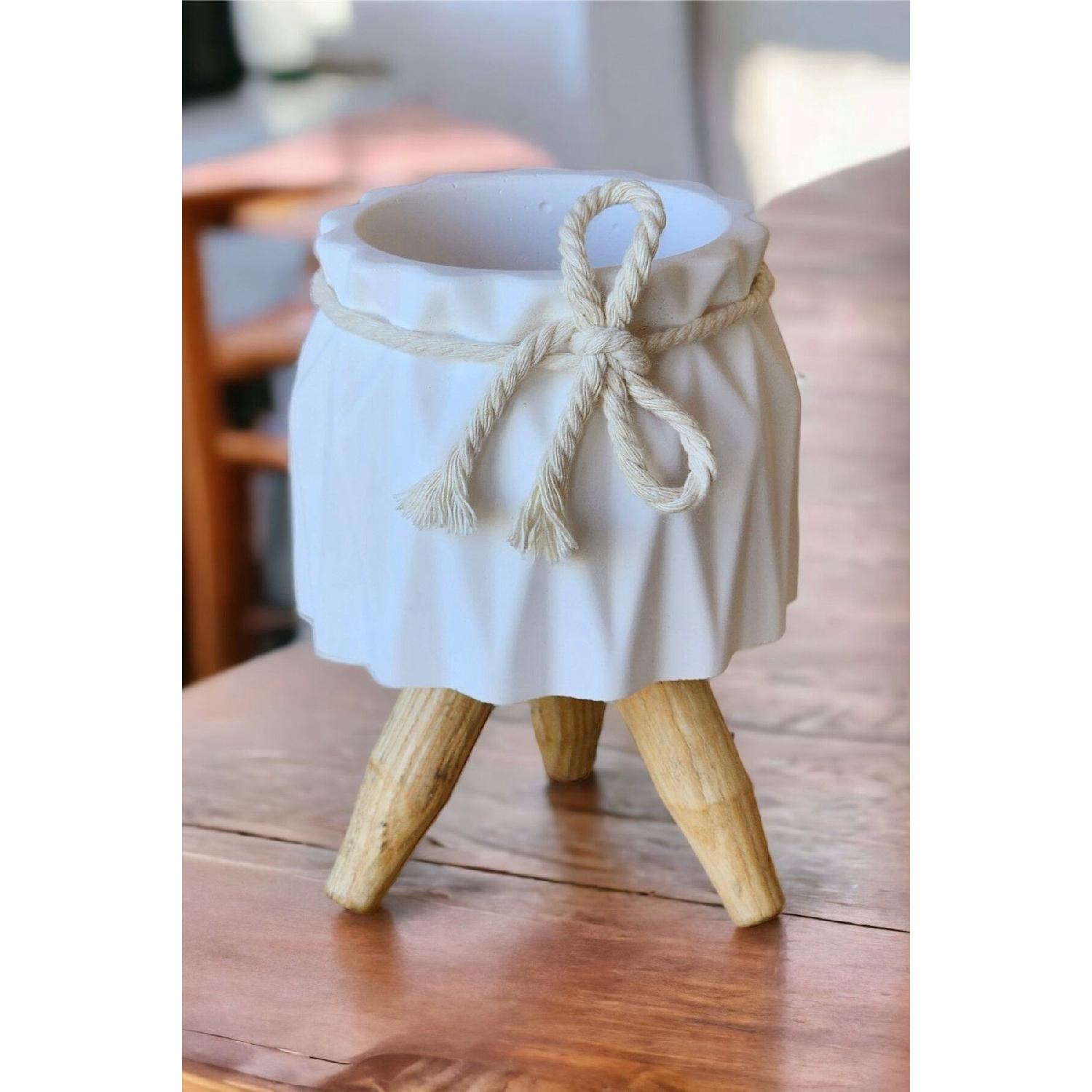 Декоративный бетонный цветочный горшок — небольшой декоративный предмет белый